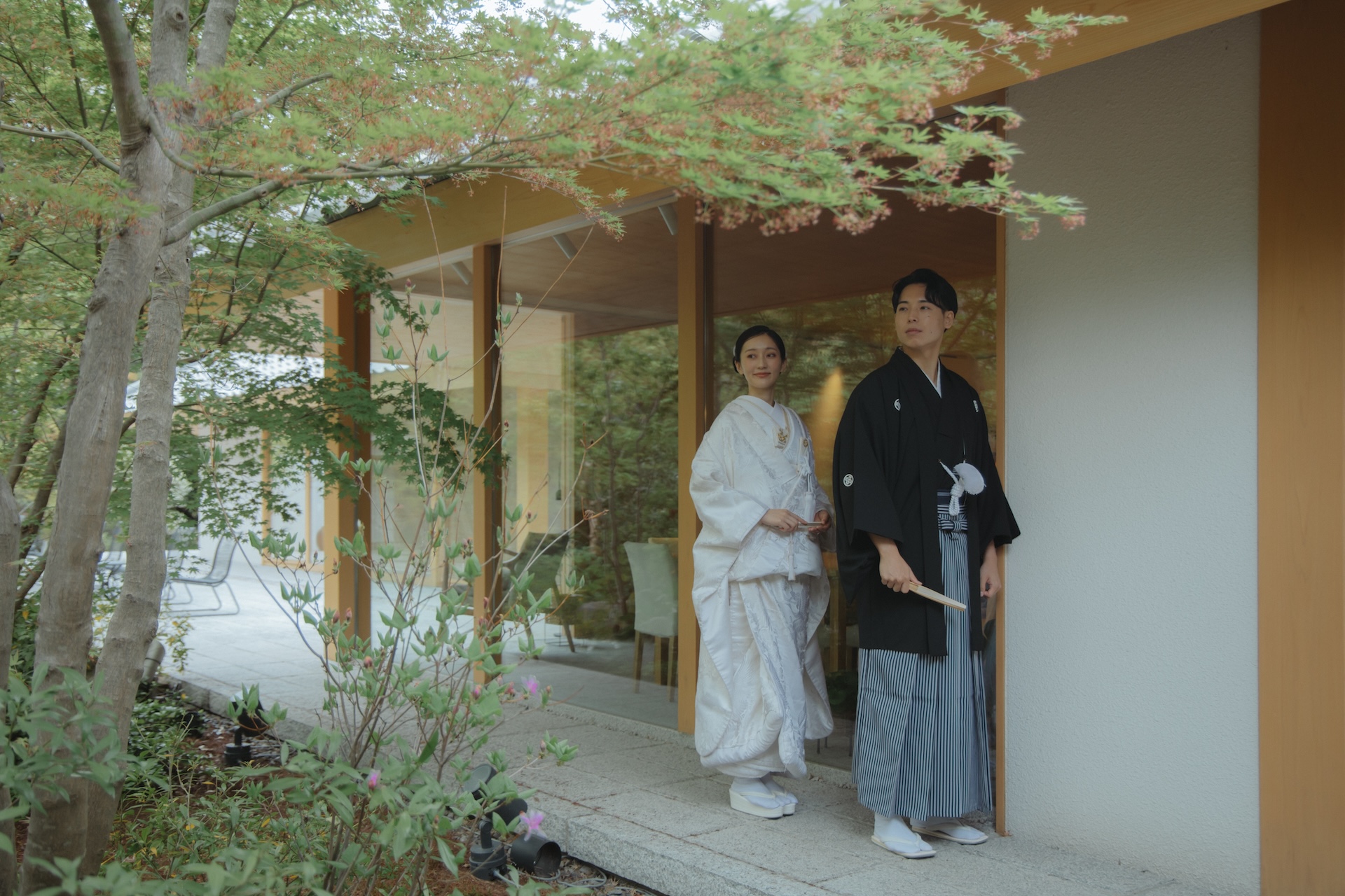 普元寺の庭園で晴れの日を迎えるおふたり