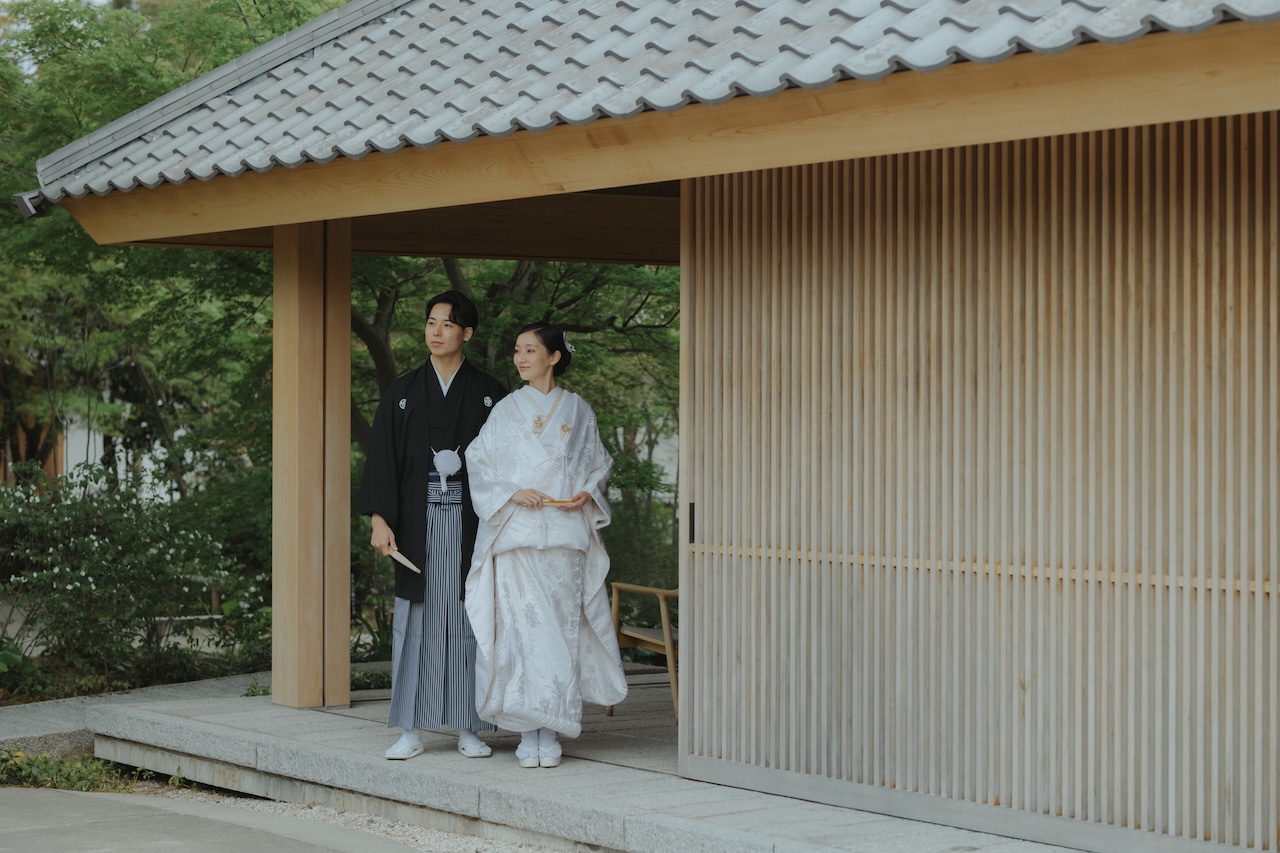 普元寺の建物の前に並ぶ和装のおふたり