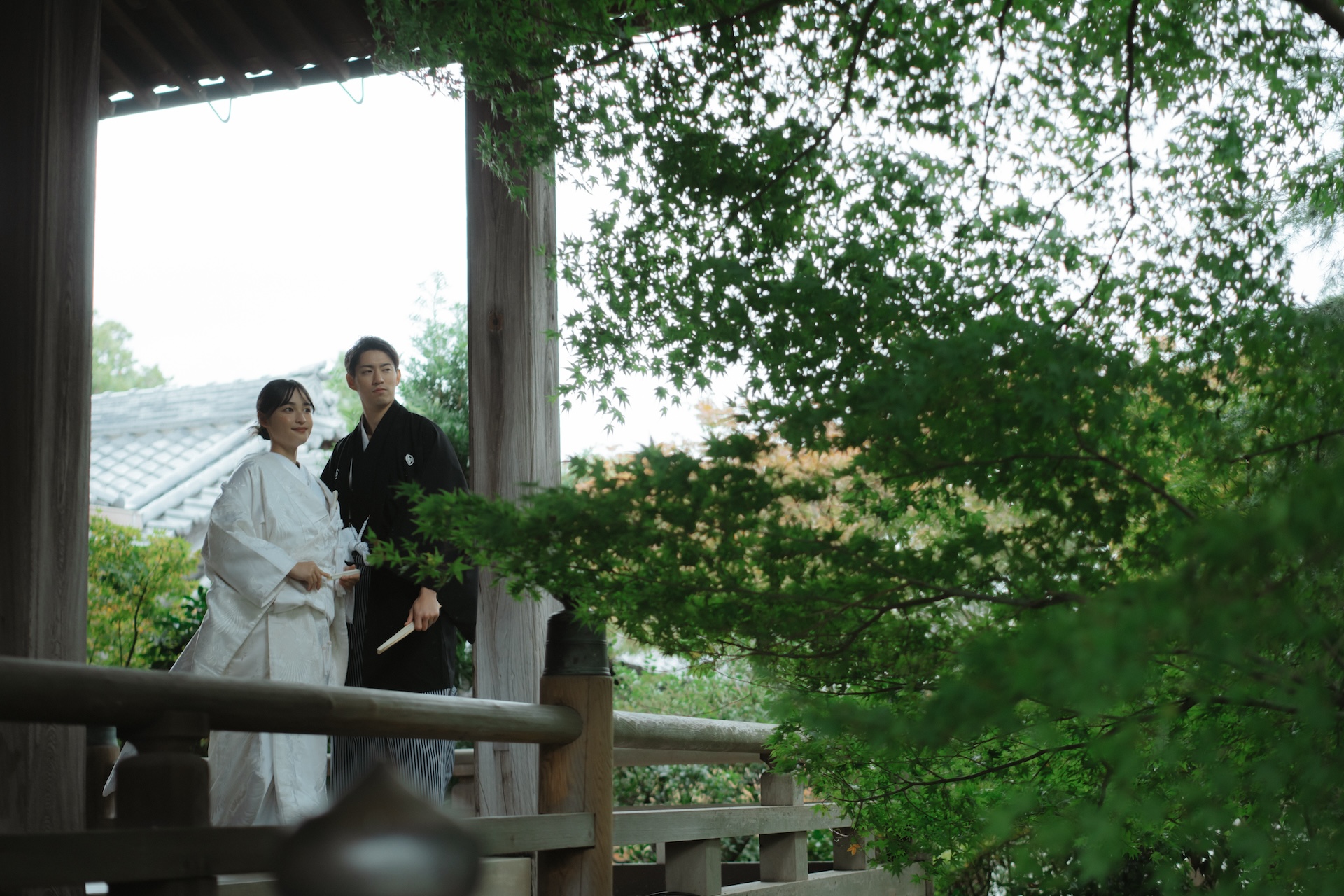 緑に包まれた普元寺の縁側に立つおふたり